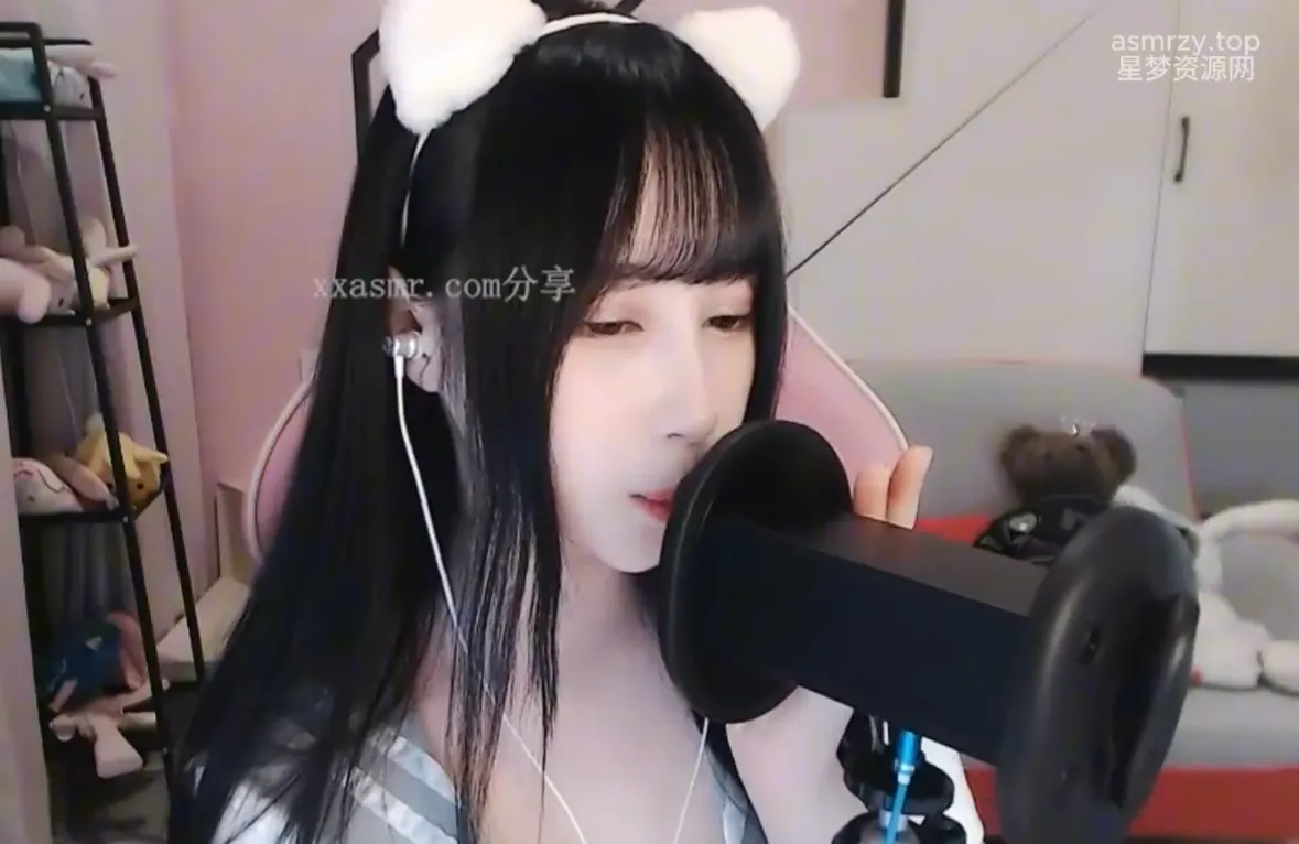 尤猫醒醒 jk制服舔耳 吃手指