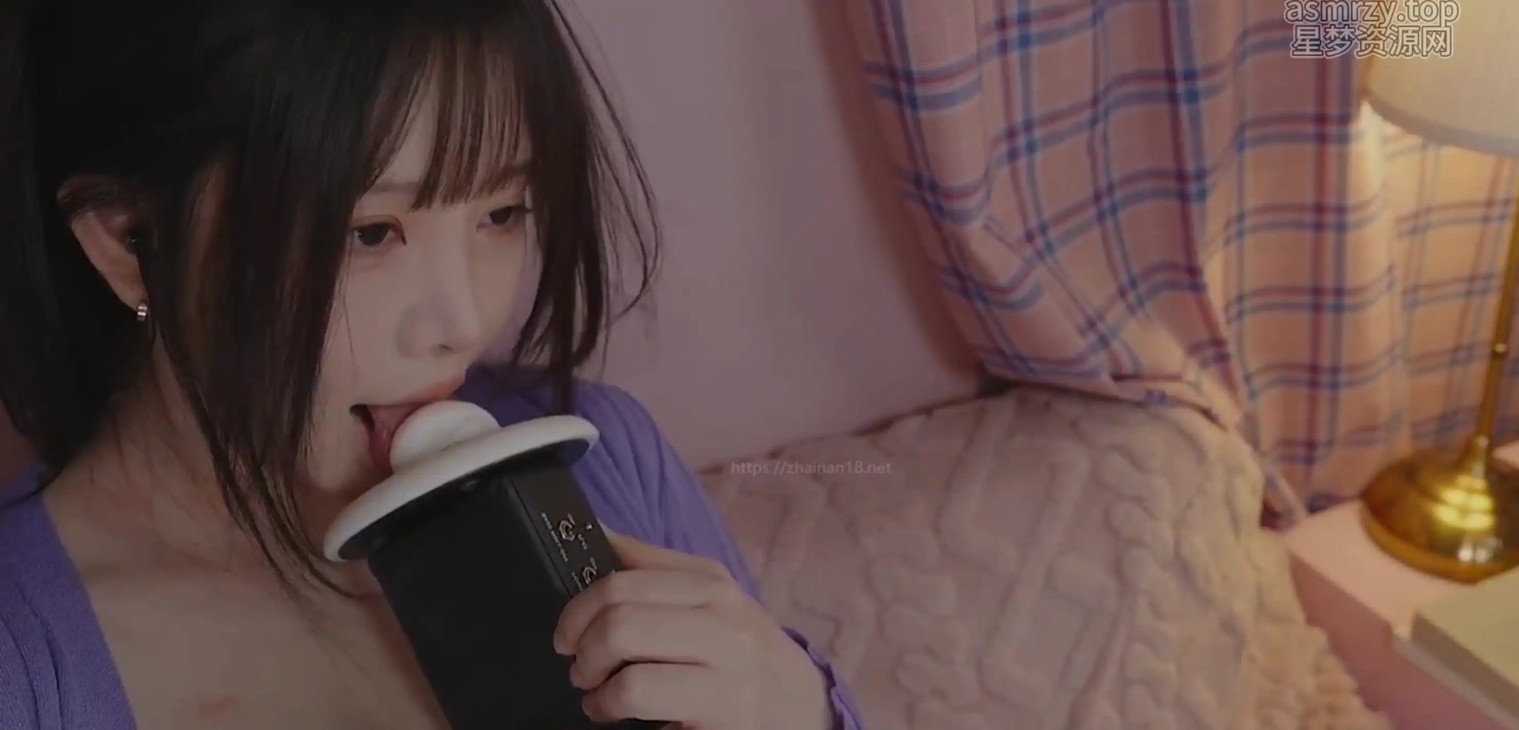 Yoonying 紫衣女友枕边舔耳哄睡