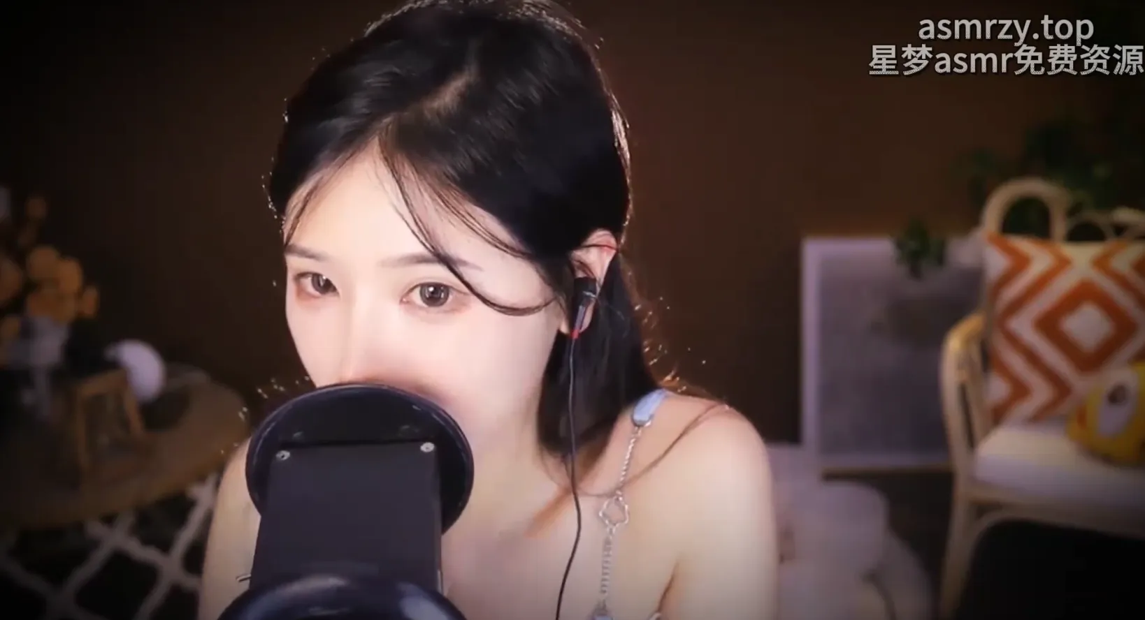 恩七不甜 吊带女友亲吻啵啵和口腔音