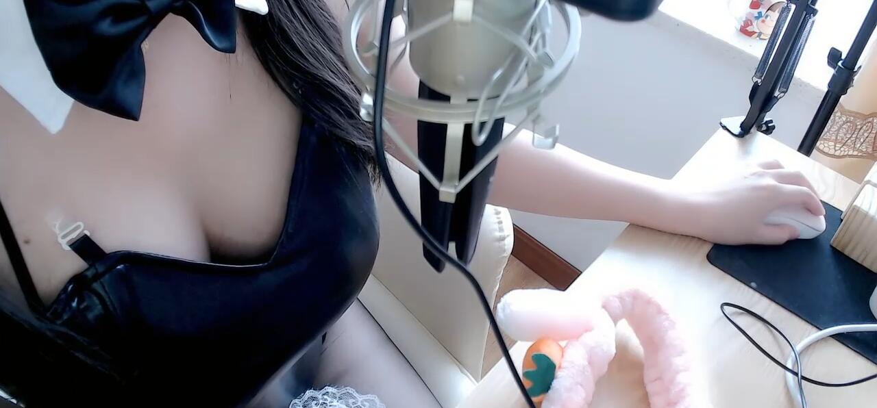 荔枝不甜 兔女郎吊带亲亲 口腔音